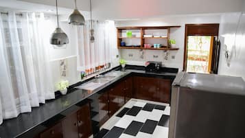 Réfrigérateur, batterie de cuisine, vaisselle et ustensiles