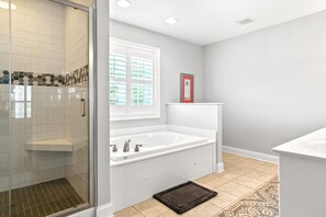 Ensemble douche/baignoire, baignoire à jets, sèche-cheveux