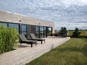 Terrace/patio - Ocean Front, Modern Cottage With Access To Cove- Minutes to Victoria By The Sea (Borden-Carleton)