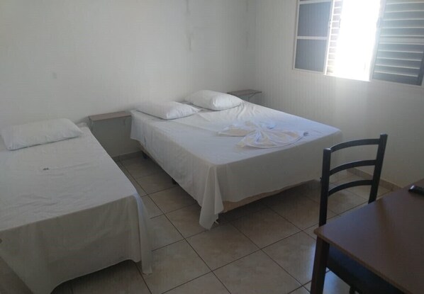 Dreibettzimmer (Frigobar) | Bügeleisen/Bügelbrett, kostenloses WLAN