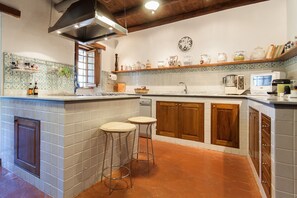 KĂŒhlschrank, Ofen, GeschirrspĂŒler, Wasserkocher mit Kaffee-/Teezubehör
