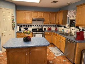 冰箱、微波炉、烤箱、炉灶