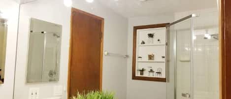 Dusche, Haartrockner, Bidet, Handtücher