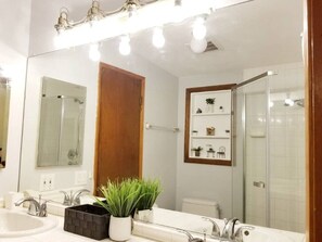 Dusj, hårføner, bidé og håndklær