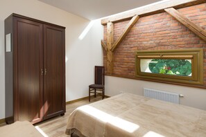 2 chambres, coffres-forts dans les chambres, fer et planche à repasser