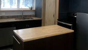 Kaffetrakter/tekoker, kjøleskap, ovn og kokeplater
