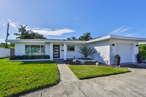 Exterior - Tropical pool house (St. Petersburg)