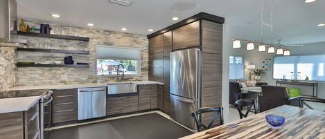 Réfrigérateur, micro-ondes, four, plaque de cuisson