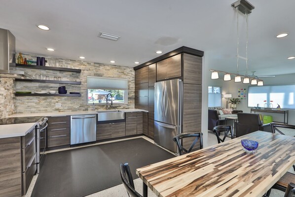 Fridge, microwave, oven, stovetop - Tropical pool house (St. Petersburg)