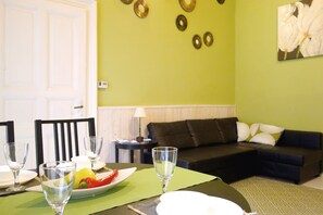 Smart TV - Quiet central apartment near parks, bars and sights — great location! (Budapest)
