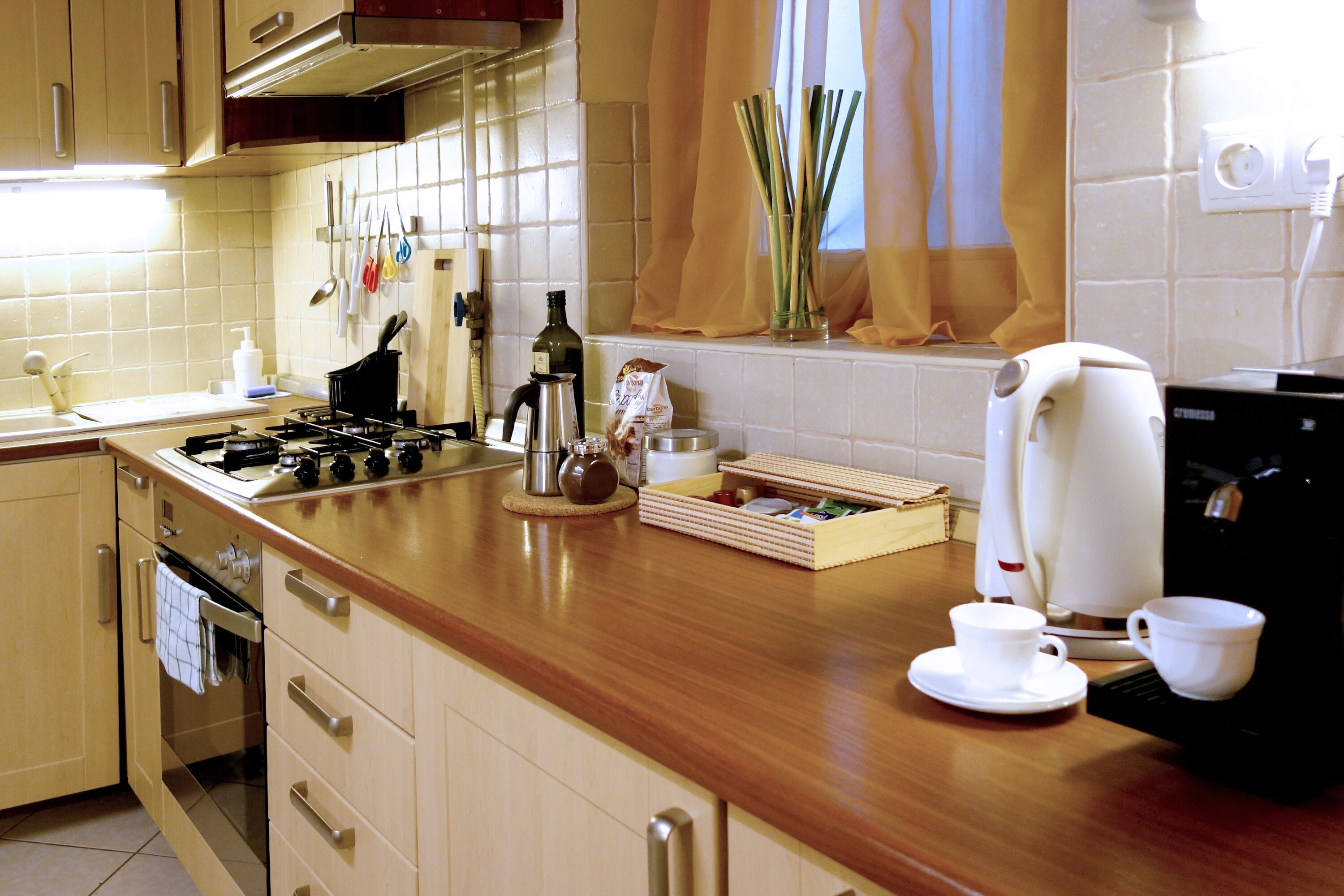 Refrigerador, microondas, horno y cafetera y tetera 