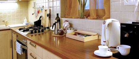 Een koelkast, een magnetron, een oven, een koffiezetapparaat/waterkoker