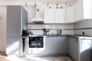 Een koelkast, een microgolfoven, een oven, een vaatwasser