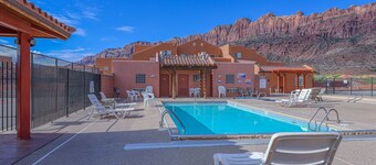 Updated dog-friendly condo with pool & hot tub access - close to national parks