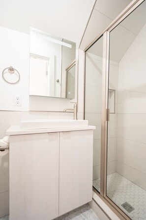 シャワー、ヘアド ライヤー、タオル