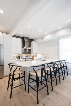 Fridge, microwave, oven, stovetop - Boutique Home & Resort Pool 'Dewees' (Charleston)