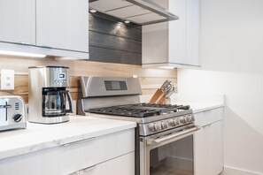 Fridge, microwave, oven, stovetop - Boutique Home & Resort Pool 'Dewees' (Charleston)