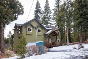Casa, varias camas, vista al lago (Lake View Getaway in Stylish "Bear Cr) | Entrada de la propiedad