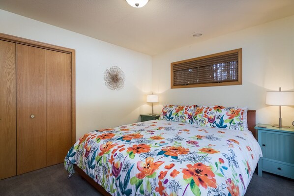 Casa, varias camas, vista al lago (Lake View Getaway in Stylish "Bear Cr) | 4 habitaciones y wifi gratis 