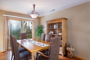 Casa, varias camas, vista al lago (Lake View Getaway in Stylish "Bear Cr) | Restaurantes