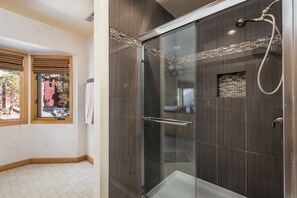 Casa, varias camas, vista al lago (Lake View Getaway in Stylish "Bear Cr) | Regadera Vichy