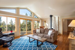 Casa, varias camas, vista al lago (Lake View Getaway in Stylish "Bear Cr) | Sala de estar | Televisión y chimenea 