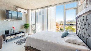 Deluxe Studio | Laptop workspace, blackout drapes, iron/ironing board, WiFi (free)