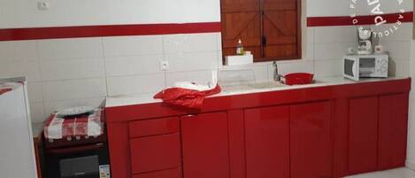 Jääkaappi, mikroaaltouuni, uuni, astianpesukone