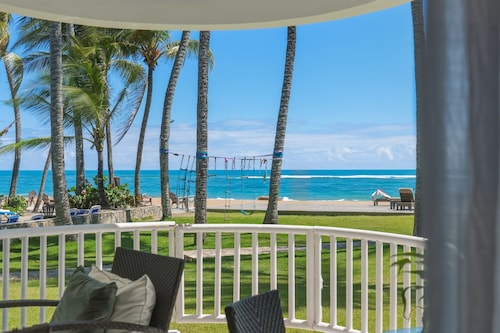 Oceanfront Ground Floor Condo | King Bed, Pool & Bathtub 110