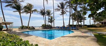 Oceanfront Kite Beach Condo | Soaking Tub + Pool