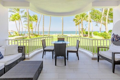 Oceanfront Ground Floor Condo | King Bed, Pool & Bathtub 110