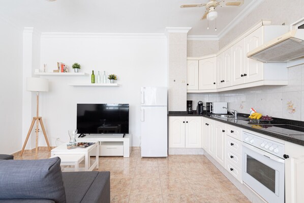 Frigorífico, microondas, horno y cafetera o tetera