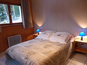 A bedroom with a bed, two bedside lamps, a window with curtains, and a radiator. - GRAND CHALET 400m FROM THE FOOT OF THE SLOPES LABRESSE-HOHNECK (La Bresse)