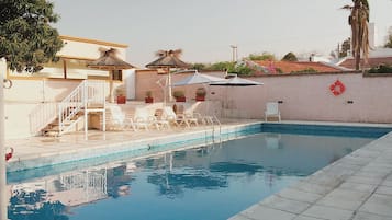 Inomhuspool och en säsongsöppen utomhuspool