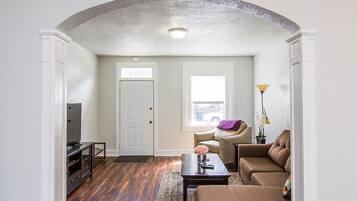 TV connectée, lecteur de DVD, livres