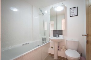 Badekar, gratis toiletartikler, hårtørrer, håndklæder