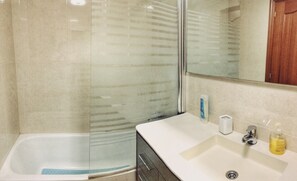 Baignoire, sĂšche-cheveux, bidet, serviettes fournies
