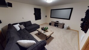 TV connectée, cheminée, jeux vidéo, table de tennis de table