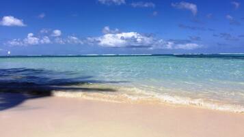 Beach nearby, sun loungers, beach towels