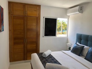3 habitaciones, tabla de planchar con plancha, wifi y ropa de cama 