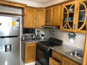 Køleskab, mikrobølgeovn, ovn, kogeplade