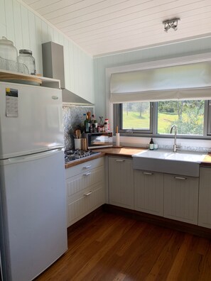 Fridge, microwave, oven, stovetop - The Old School House. A beautiful house in the Hunter Valley close to Wollombi. (Paynes Crossing)