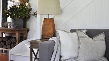 Televisie, een open haard, een dvd-speler en boeken