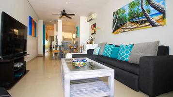 Apartamento conforto | Sala de estar | TV de tela plana 40 polegadas com canais a cabo, TV