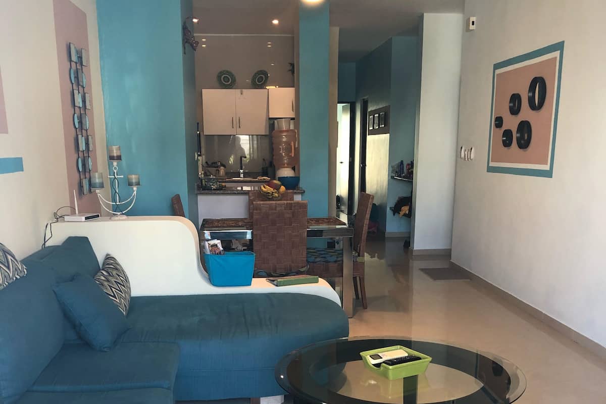 Appartement Deluxe, 2 chambres | Coin séjour | Télévision à écran plat de 40 pouces avec chaînes par câble, télévision