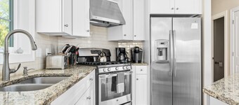 New* Spacious Vacation Private Home, 5 minutes to Beaches/ Narragansett Pier