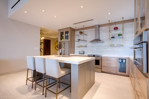 Réfrigérateur, four à micro-ondes, un four, surface de cuisson