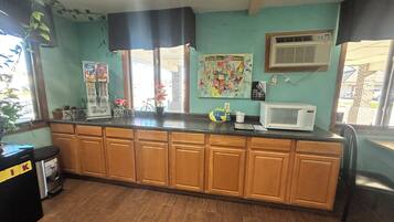 Tägliches inbegriffenes kontinentales Frühstück