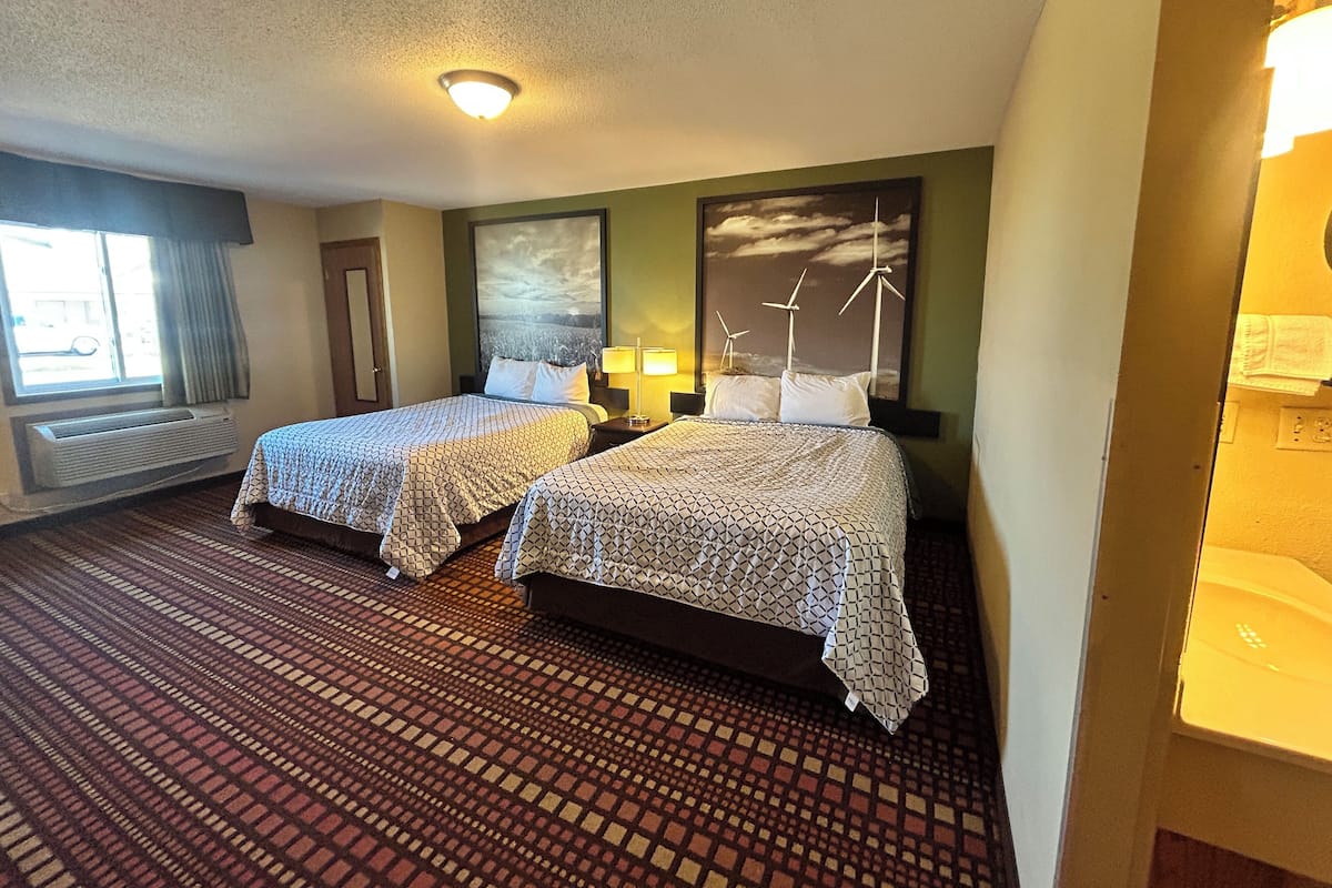 Chambre, 2 grands lits, non-fumeurs | Bureau, fer et planche Ă repasser, Wi-Fi gratuit, draps fournis