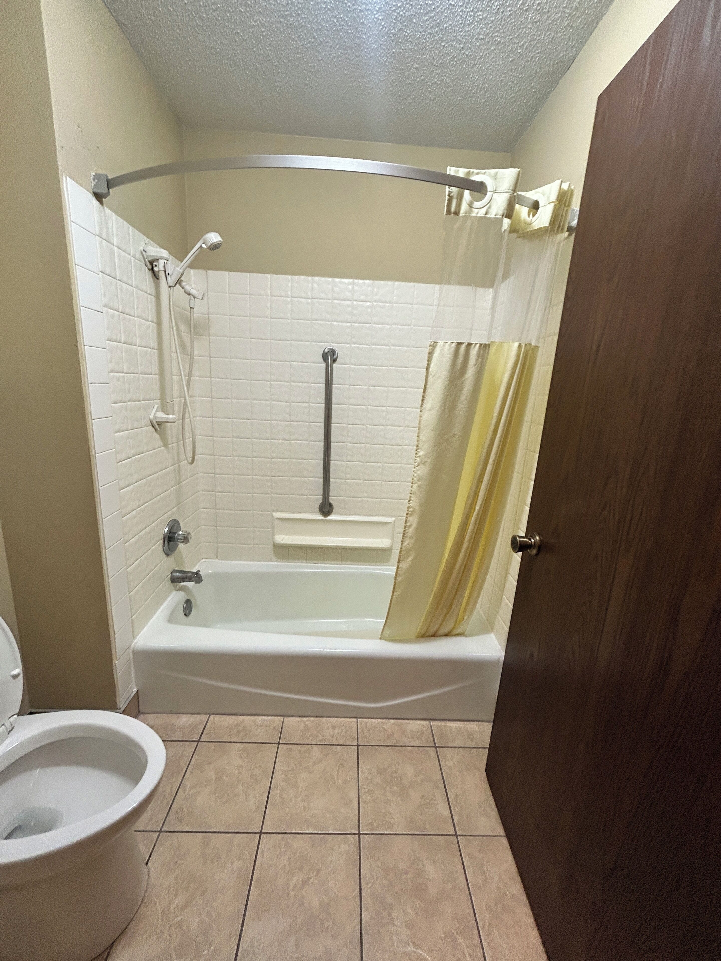 Une salle de bain équipée d’une baignoire, de toilettes et d’un espace douche.